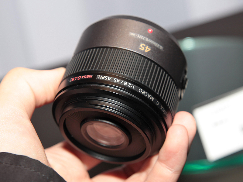 45mm F2.8 MEGA O.I.S. Marcro