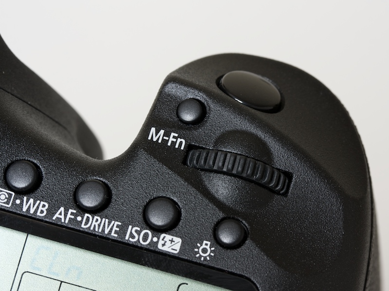 EOS 7D�ɂ́A�]����EOS DIGITAL�ɂȂ����암�ނ�z�u�BM-fn�i�}�j���A���t�@���N�V�����j�{�^�����͂��߁A�J�X�^�}�C�Y���\�̌��オ�ڗ���