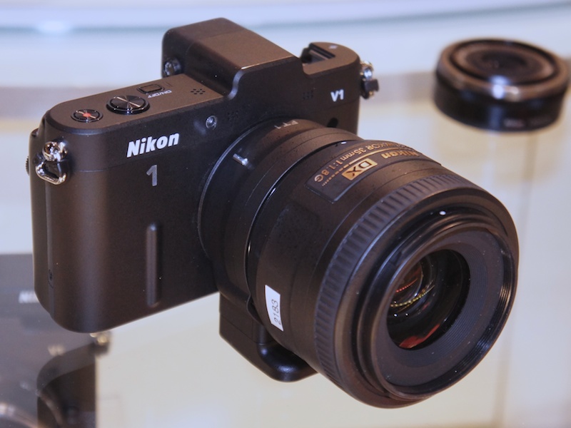 FT1�����Nikon 1 V1��AF-S DX NIKKOR 35mm F1.8 G�𑕒��BAF-S�����Y�Ȃ̂�AF���쓮����