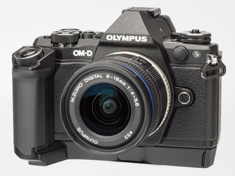 カメラ その他 ミニレポート：2種類の外付けグリップを使い比べてみた （OM-D E-M5 