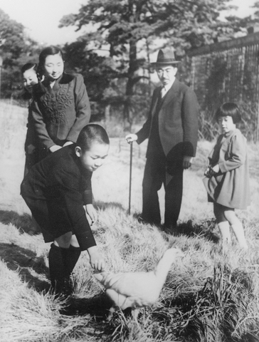 昭和天皇生写真 昭和天皇巡幸＝1949(昭和24)年6月1日□鉄路で出水到着、3泊4日で県内