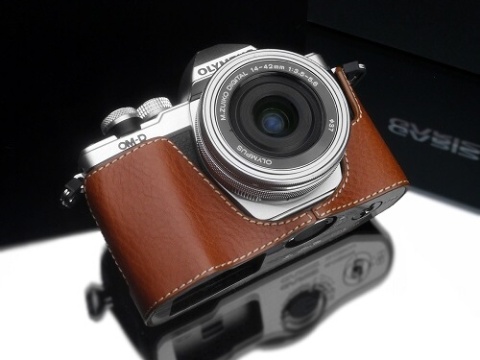 「OM-D E-M10 Mark II」「FUJIFILM X70」用レザーケース - デジカメ Watch