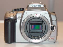 カメラ デジタルカメラ キヤノン、第2世代の低価格デジタル一眼「EOS Kiss Digital N」