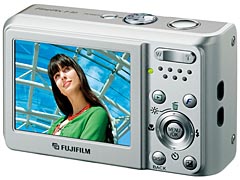 富士フイルム、ISO3200で撮影できる「FinePix F30」