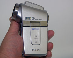 三洋電機、世界最小最軽量のハイビジョンムービーカメラ「DMX-HD1A」