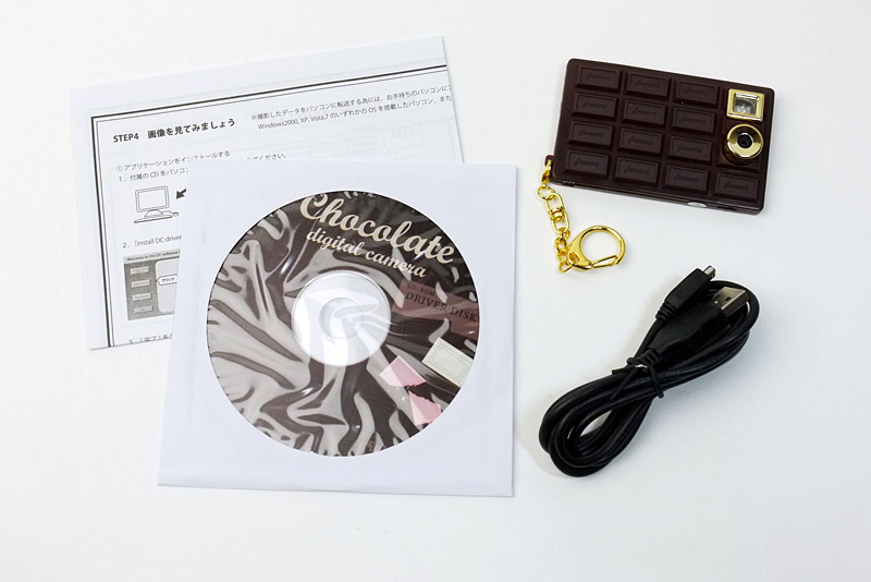 本体のほかに、取扱説明書、アプリケーションCD、USBケーブルが付属。撮影した写真の取り込みには、アプリケーションCDのインストールが必要