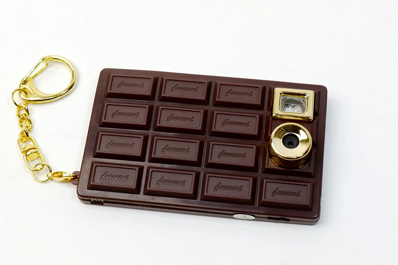 チョコレートそっくりなデザイン。30万画素CMOS、レンズは固定 F=4.9mm、絞りF2.8、焦点距離 30cm～∞、シャッタースピード 1/6～1/15000秒