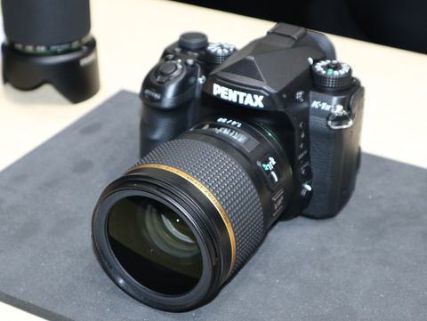 イベントレポート Cp 参考出品のhd Pentax D Fa 50mmf1 4 Sdm Aw 仮称 がタッチ トライコーナーで試せる デジカメ Watch イベントレポート Cp 参考出品のhd Pentax D Fa 50mmf1 4 Sdm Aw 仮称 がタッチ トライコーナーで試せる デジカメ Watch