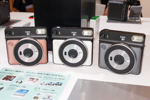カメラ フィルムカメラ 富士フイルム、1.7万円の正方形チェキ「instax SQUARE SQ6 