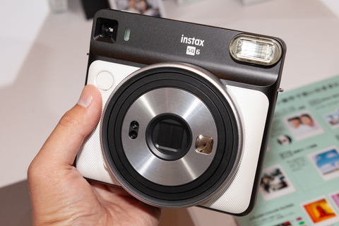 カメラ フィルムカメラ 富士フイルム、1.7万円の正方形チェキ「instax SQUARE SQ6 