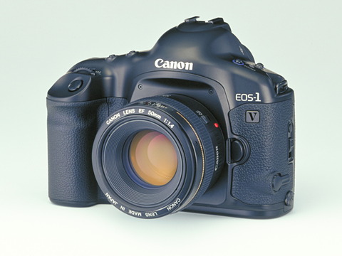 キヤノン、EOS唯一のフィルム一眼レフカメラ「EOS-1v」を販売終了 