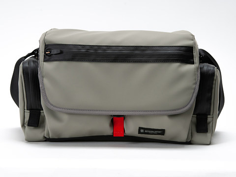 Artisan Artist 耐水性の軽量生地を使ったフラップ式バッグ デジカメ Watch