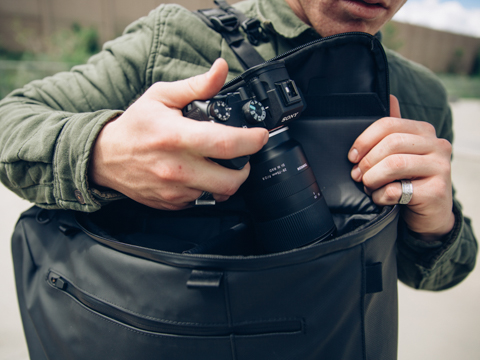 Wandrd カメラ収納部を折りたたんで1室構造にできるバックパック デジカメ Watch