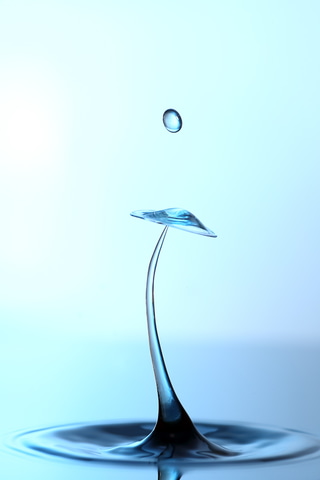 水滴をぶつけて描く 水のモンスター 5月号特集 家で撮る写真 より 水滴アートの撮り方 デジカメ Watch