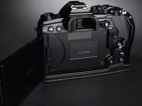 OLYMPUS OM-D E-M1 ボディ ブラック +ボディ皮ケース-