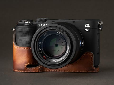 Kaza c用のレザーカメラケース オプションでアウターケースも用意 デジカメ Watch