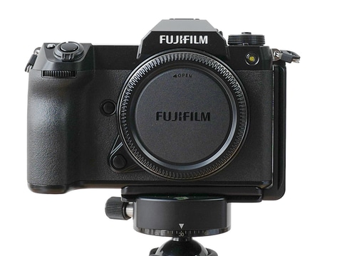マーキンスの「FUJIFILM GFX100S」用カメラプレート。L型ブラケットに 