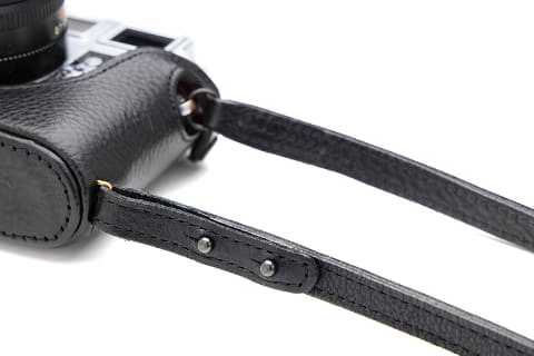 Industriaのライカqシリーズ用ケースを縦吊りできるレザーストラップ デジカメ Watch