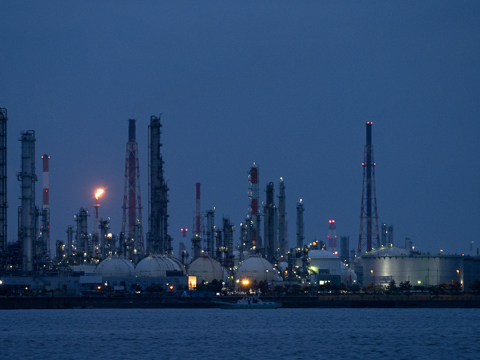 ミニレポート 工場夜景クルーズで 1 000mm相当 手ブレ補正8段分 の手持ち撮影を試す M Zuiko Digital Ed 150 400mm F4 5 Tc1 25x Is Pro デジカメ Watch