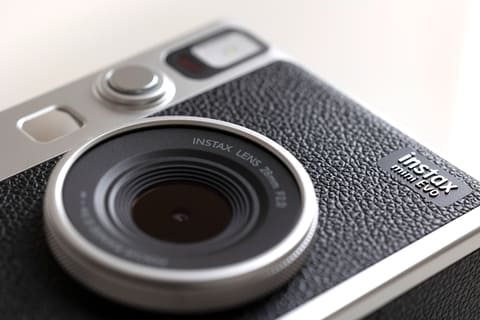 岡嶋和幸の あとで買う 1周年記念レビュー アナログな操作感が魅力のチェキカメラ 富士フイルム Instax Mini Evo フィルム選びとフォトフレームも楽しむ デジカメ Watch
