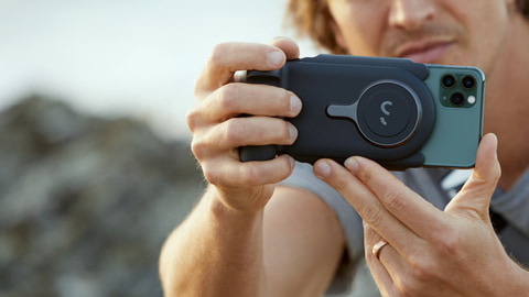 スマホを充電できるカメラグリップ クラウドファンディングで国内正規販売 シャッターボタン搭載 デジカメ Watch