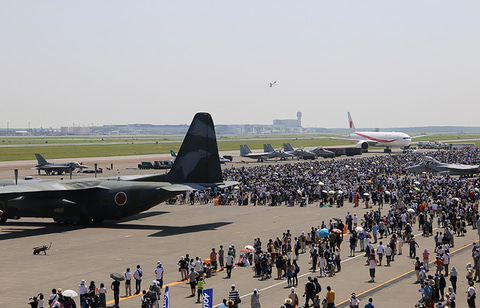 千歳基地航空祭 大型の写真撮影機材も持ち込める有料観覧席を用意 1人1万円 デジカメ Watch