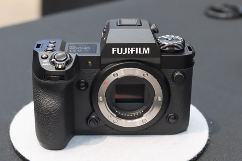 写真で見る 富士フイルムの“高画素フラッグシップ”「FUJIFILM X-H2 