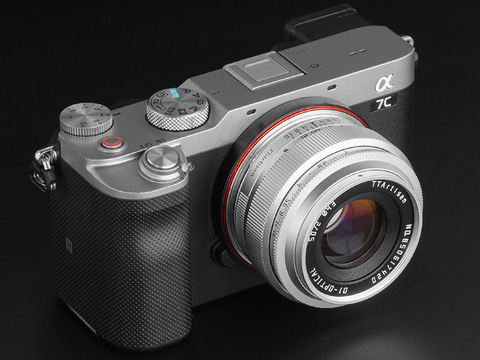 フルサイズ対応MFレンズ「TTArtisan 50mm f/2」に新色シルバー。1.3万 