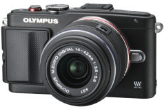 定番即納【OLYMPUS】iPhoneに転送自撮りもらくらく！E-PL6レンズキット デジタルカメラ