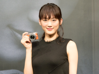綾瀬はるかさんが写真展 Lumix Gm Gallery のオープニングに登場 デジカメ Watch Watch