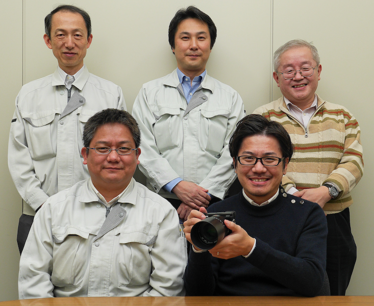今回お話を伺ったメンバー。前列左からパナソニックAVCネットワークス社イメージングネットワーク事業部 光技術グループ主任技師の宮崎恭一氏(光学設計を担当)、同事業部 コンシュマービジネスユニット第一商品企画グループ主事の渡邊慎治氏(商品企画を担当)。後列左から同事業部 光技術グループ主任技師の寺坂琢史氏(機構設計を担当)、同事業部 光技術グループ チームリーダーの朴一武氏(光学系全般を担当)、同事業部 コンシューマービジネスユニット マーチャンダイジンググループ参事の井上義之氏(LUMIX Gシリーズ全般の市場化を推進)。
