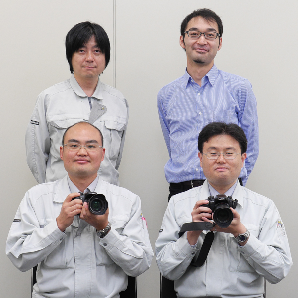 お話を伺ったメンバー。パナソニック株式会社 AVCネットワークス社 イメージングネットワーク事業部 商品技術グループ 画質制御設計チーム チームリーダーの塘知章氏(後列左。画像処理を担当)、同イメージングネットワーク事業部 商品企画グループ 第一商品企画チーム 主事の香山正憲氏(後列右。商品企画を担当)、同イメージングネットワーク事業部 商品技術グループ レンズ制御設計チーム 主任技師の澁野剛治氏(前列左。AF制御技術を担当)、同AVCネットワークス社 AVC技術開発センター コア技術開発2グループ 開発1チーム チームリーダーの河村岳氏(前列右。空間認識技術を担当)