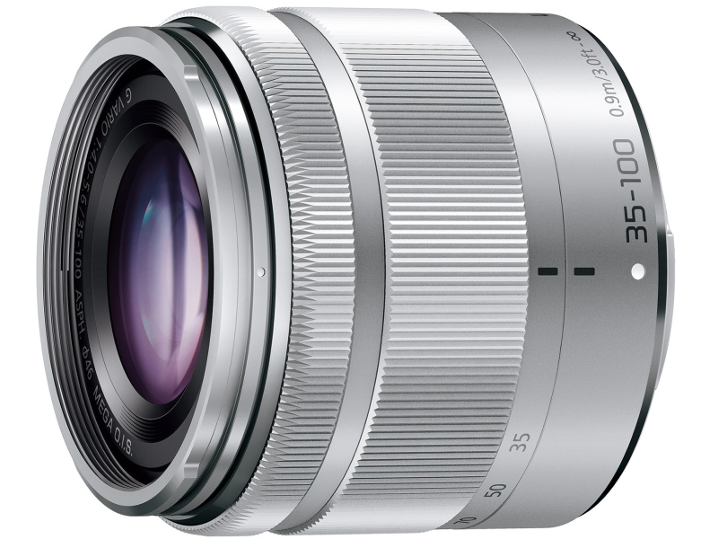 <strong class="">GMシリーズとの一体感を図った小型の新レンズ2本</strong><br class="">LUMIX G 14mm / F2.5 II ASPH.(左)とLUMIX G VARIO 35-100mm / F4.0-5.6 ASPH. / MEGA O.I.S.(右)。GM5と同時に2本の交換レンズも発表。LUMIX G 14mm / F2.5 IIは、外装デザインをGMシリーズに合わせた薄型広角レンズで、光学系は従来のI型と同じ。同VARIO 35-100mm / F4.0-5.6は沈胴式の小型軽量の望遠ズームで、レンズキットのG VARIO 12-32mm / F3.5-5.6とダブルズームを組むのに最適