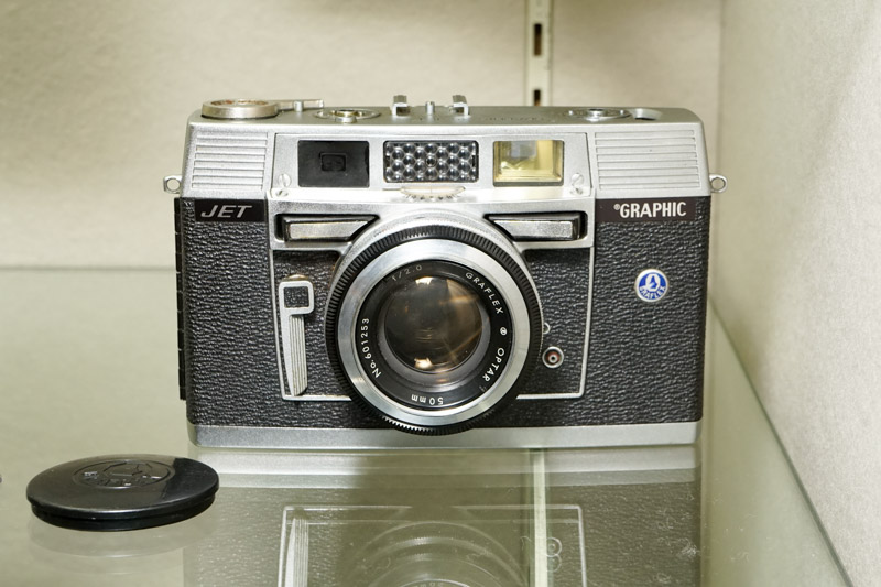 <b class="">グラフィックジェット35(1961年)</b><br class="">興和はニコンに次いでアメリカに販売会社を設立するなど、早い時期から輸出に力を注いでいた。その一方でアメリカのグラフレックス社にカメラをOEM。センチュリーブランドでカメラを供給していた。なかでもジェット35はグラフィック社だけに供給されたオリジナルモデルで、ソーダサイホン用ガスボンベのガス圧を利用してフィルムを巻き上げる。またマミヤシックスのようにフィルム面を前後させてピント調節を行うなど、何から何までユニークなカメラだった。このほか国内未発売の輸出専用モデルには、4×4判一眼レフのコマフレックスS(1960年)がある。
