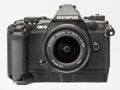 ミニレポート 2種類の外付けグリップを使い比べてみた Om D E M5 Mark Ii デジカメ Watch Watch