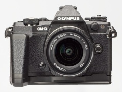 ミニレポート 2種類の外付けグリップを使い比べてみた Om D E M5 Mark Ii デジカメ Watch Watch