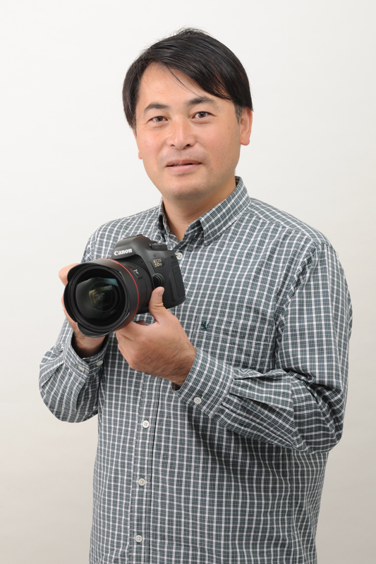 長根広和さん。1974年横浜生まれ。武蔵工業大学(現 東京都市大学)工学部卒業後、鉄道写真家・真島満秀氏に師事。2009年真島満秀写真事務所を継承し、マシマ・レイルウェイ・ピクチャーズを設立。青春18きっぷなどのJRヴィジュアルポスターや、鉄道誌、カメラ誌、時刻表表紙写真などで活躍。車両そのものの機能美や力強さを表現した写真に定評がある一方、ドラマチックな鉄道風景写真にファンが多い。「列車の音が聞こえてくるような作品」をモットーに日々鉄道を追いかけている。公益社団法人 日本写真家協会(JPS)会員。日本鉄道写真作家協会(JRPS)副会長。(撮影:加藤丈博)