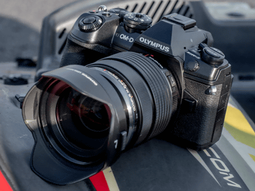 オリンパス、「OM-D E-M1 Mark II」の限定シルバーモデル - デジカメ Watch