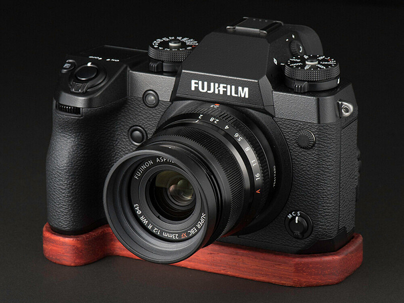 FUJIFILM X-H1用のウッド製カメラベース - デジカメ Watch