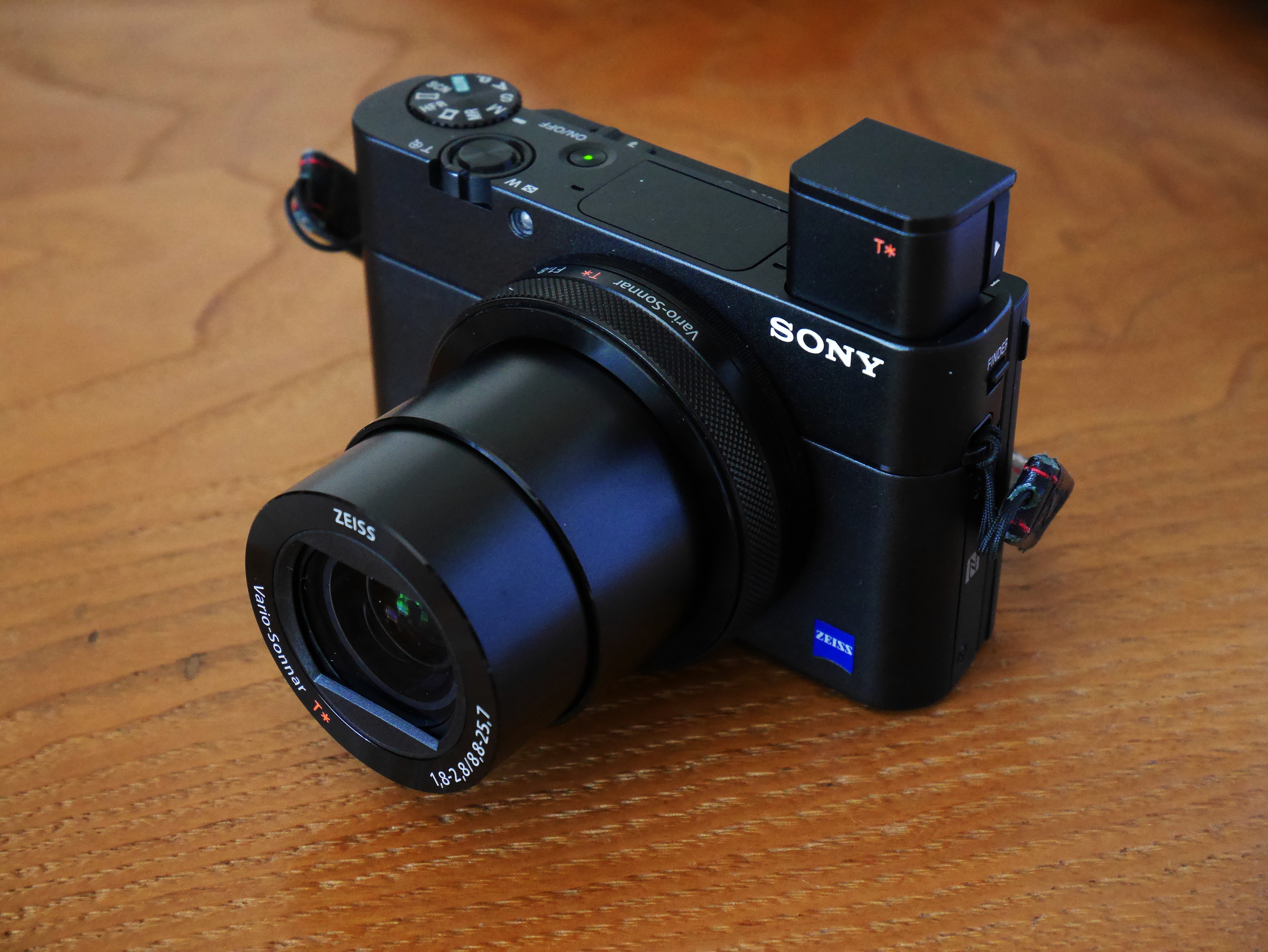 私はこれを買いました！：気軽にも本気にも撮れる、小さな相棒カメラ