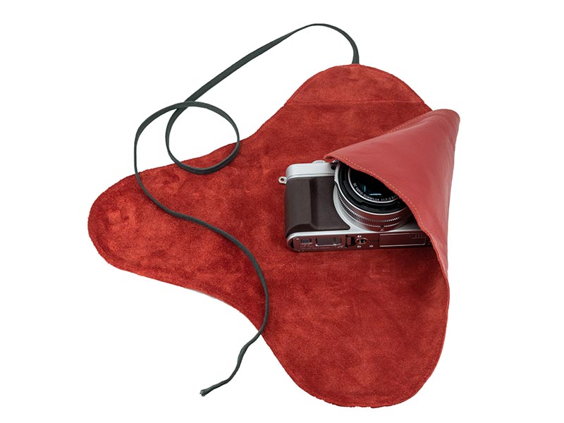小型デジカメを包むための革製ラッピングクロス - デジカメ Watch