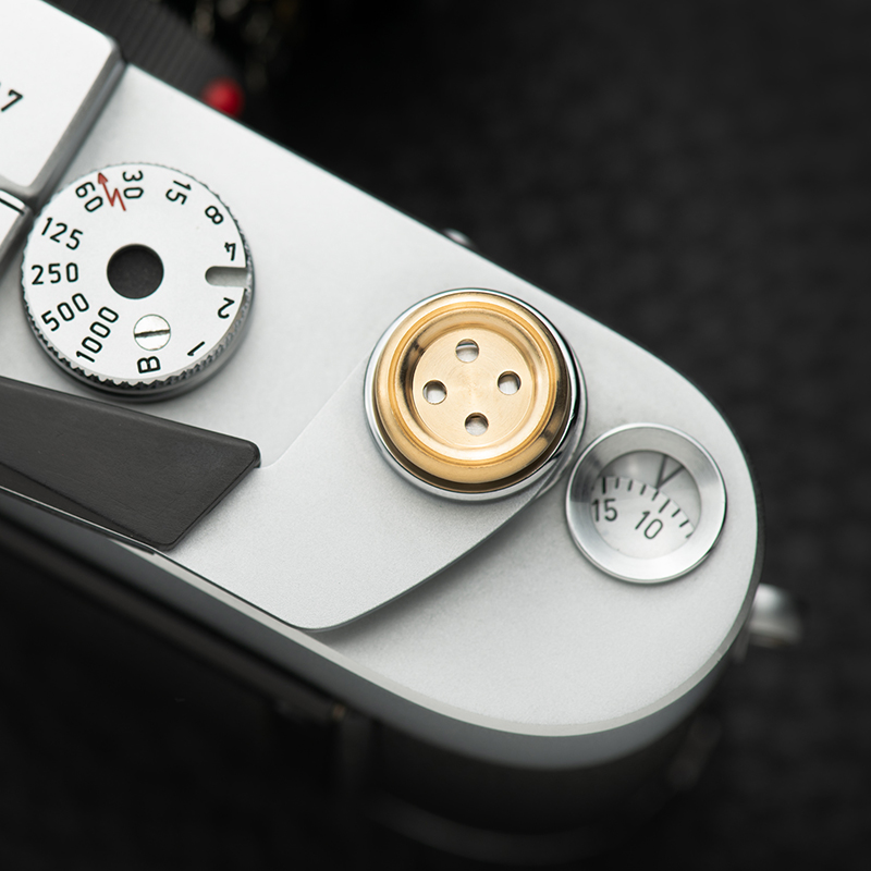 衣服用4つ穴ボタンがシャッターボタンのアクセサリーに