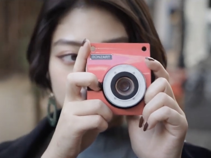 瓦をイメージしたフォルムのデジタルカメラ「BONZART ZIEGEL