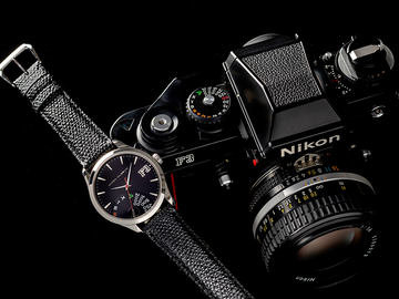 ニコンF5」デザインの腕時計、限定300本で発売 - デジカメ Watch