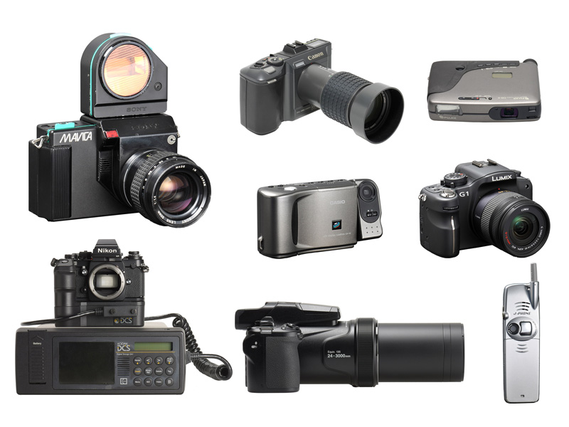 歴史的機種が並ぶデジタルカメラ 進化と発展の年展が