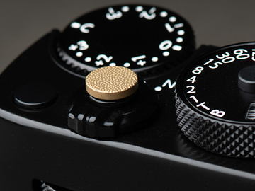 チタン製のソフトレリーズボタン。独自形状で押しやすく - デジカメ Watch Watch