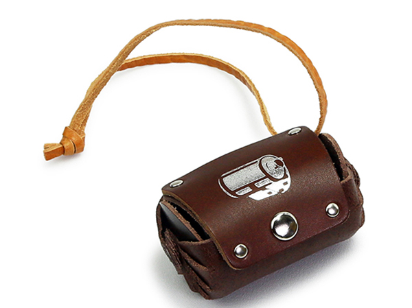 山田屋写真用品、バッグ等に吊り下げられる35mmフィルム用の革ケース。4色展開 - デジカメ Watch