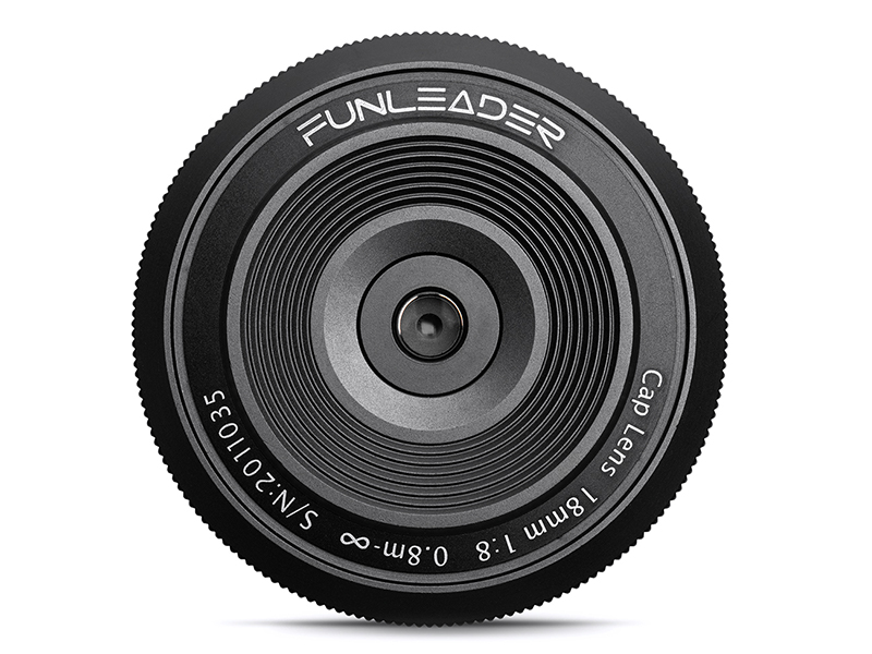 フルサイズミラーレス対応の薄型レンズ「CAPLENS 18mm f/8.0」。1万