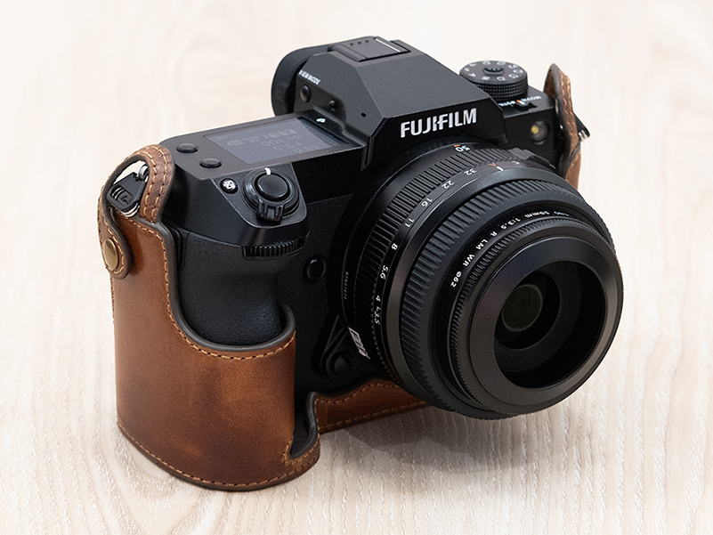 KAZA、「FUJIFILM GFX100S」用のハーフレザーケース。ケース装着時のバッテリー交換、端子部へのアクセスに対応 - デジカメ Watch