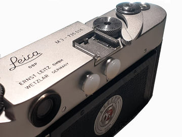 ユーエヌ、ローライ35向けのカメラケース。フードやストラップ装着にも 